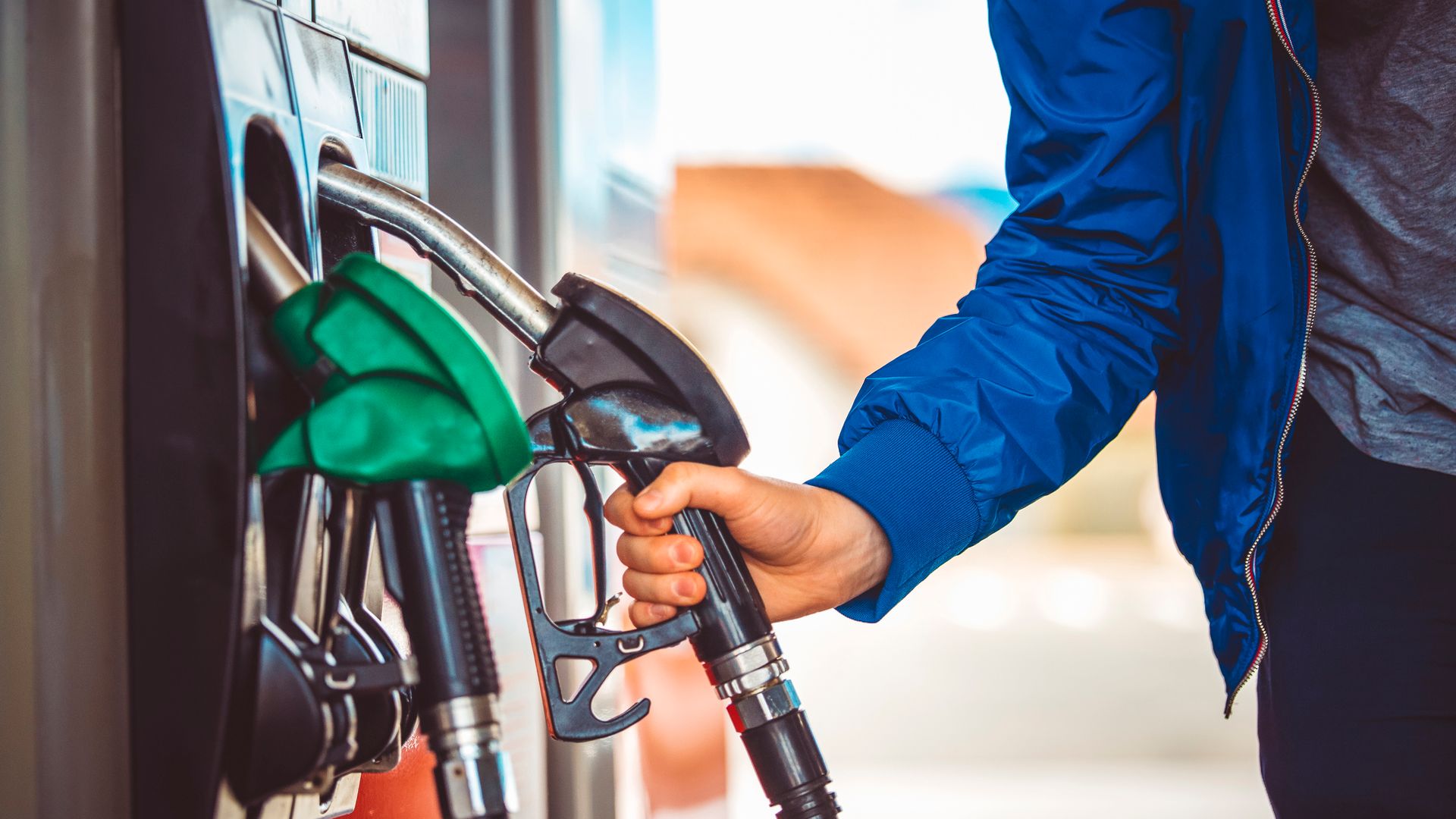 Oil prices at lowest level since 2021 – but will motorists benefit?